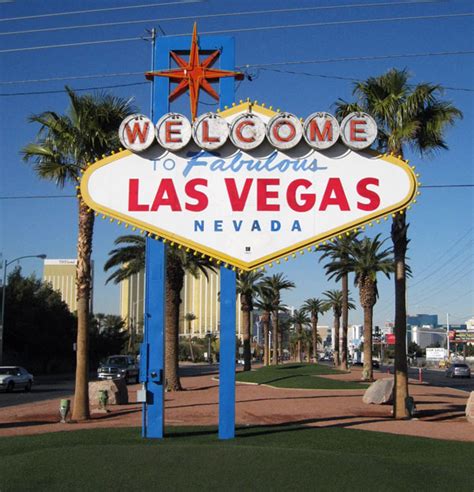 File:Welcome to fabulous las vegas sign.jpg - Wikimedia Commons