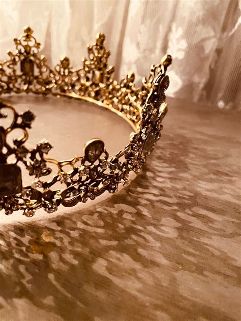 Crown aesthetic | Wallpaper dourado, Idéias vintage, Figuras retrô