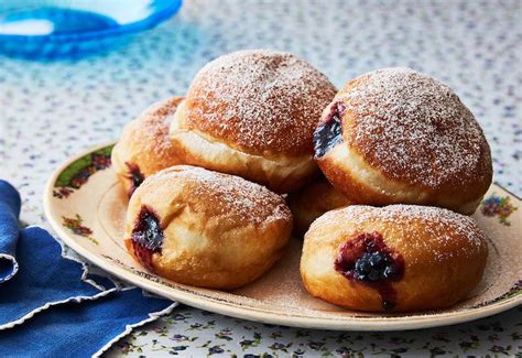 Keeping the Memory of a Father’s L.A. Bakery Alive, One Sufganiya at a ...