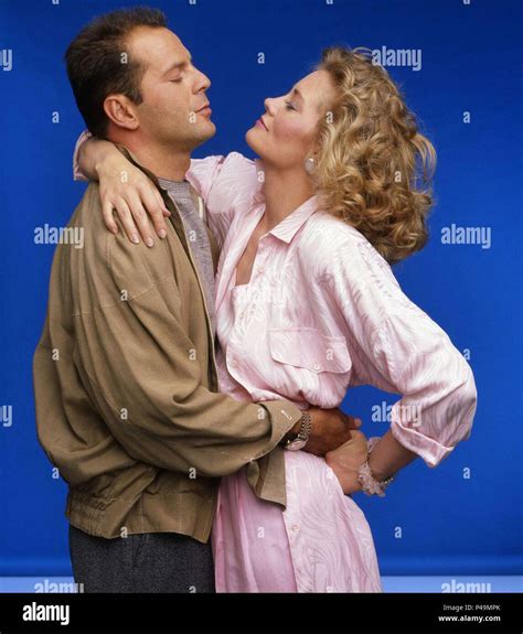 Cybill shepherd bruce willis moonlighting hi-res stock photography and images - Alamy