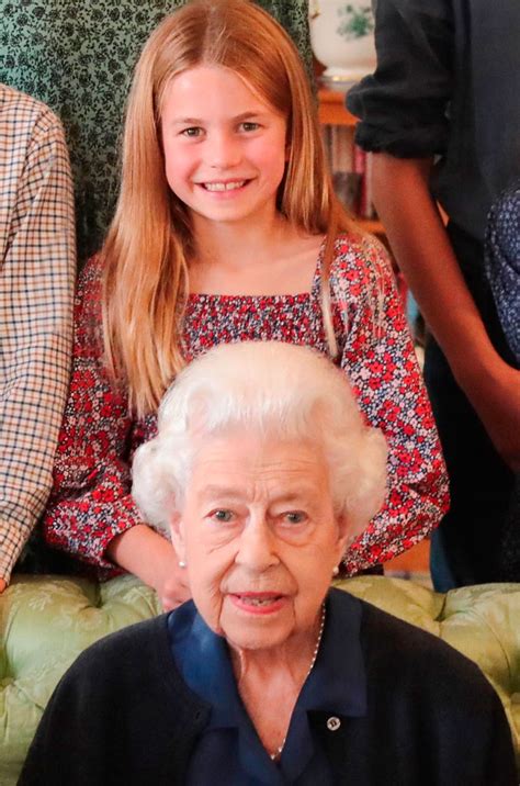 PHOTO: Queen Elizabeth with her great-grandchildren and grandchildren