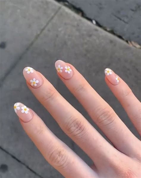 How to Nail the Perfect Daisy Manicure: Tips, Tricks, and Inspiring ...
