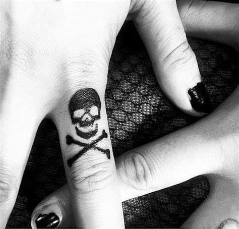 Pin by Anthony King on 1 2 2 2makeover | Tiny skull tattoos, Knuckle ...