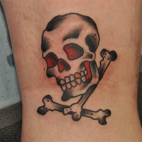 Update more than 72 traditional skull and crossbones tattoo best - in ...