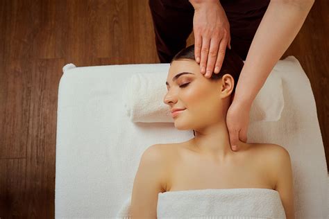 Three Astonishing Ayurvedic Head Massage Benefits That Will Amaze You - Evolv Wellness