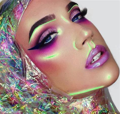 Neon Halloween Makeup Ideas For An Extremely Spooky Evening | Modern Fashion Blog