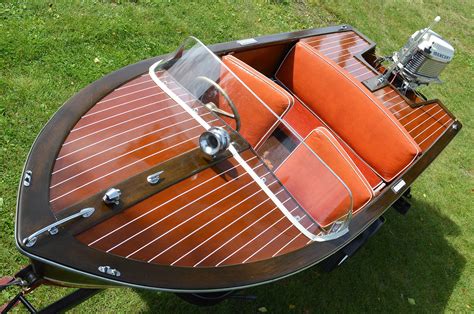 Vintage runabout boat - yogross