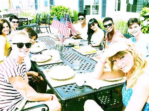 Taylor Swift parties with her ‘touring family’ at her home in Westerly, Rhode Island - The ...