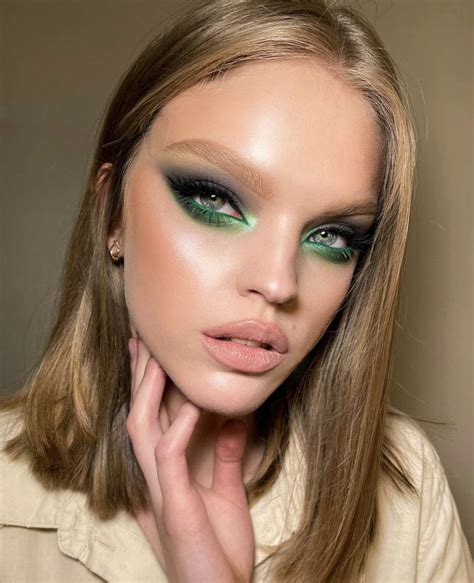 The Best Neon Makeup Looks to Wear All Summer Long