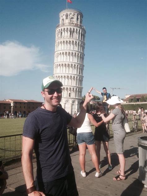 20+ Creative Leaning Tower of Pisa Pictures Using Forced Perspective