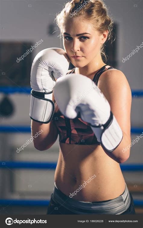 Boxeadora con guantes posando en estudio de boxeo: fotografía de stock ...