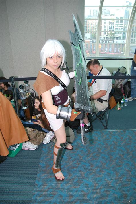 Riven LoL Cosplay At Comic-Con 2012 : r/LoLFanArt