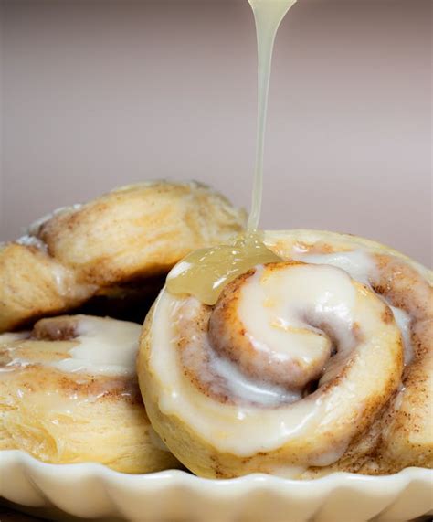 Close-Up Photo of Cinnamon Rolls with Cream · Free Stock Photo