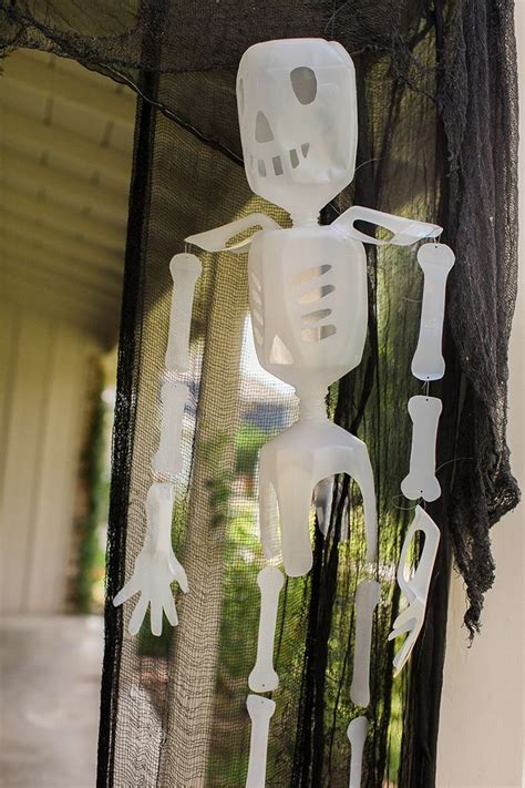 Milk Jug Skeletons | Easy DIY Halloween Decoration | DIY Skeleton Decor | Easy diy halloween ...