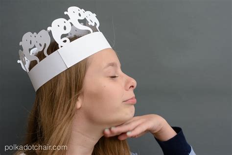 How to Make a Paper Crowns; Halloween Party Ideas & DIY Photo Booth Props
