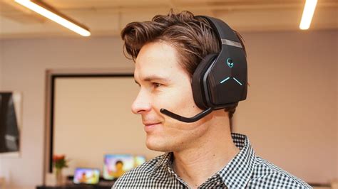 Alienware's AW988 wireless gaming headset has a little bit of ...