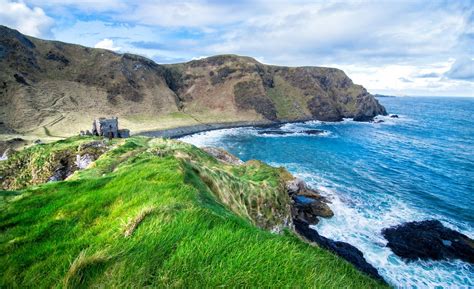 The remains of Kinbane Castle on Kinbane Head | Reizen, Ierland, Kasteel