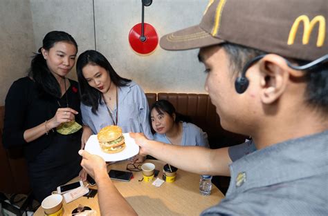 FOTO: McDonald’s Indonesia Luncurkan Best Burger