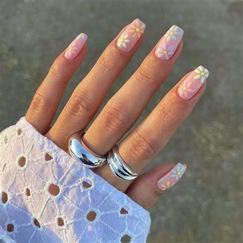 Cute Summer Nails Aesthetic - Fashion To Follow | Daisy nails, Floral nails, Spring acrylic nails