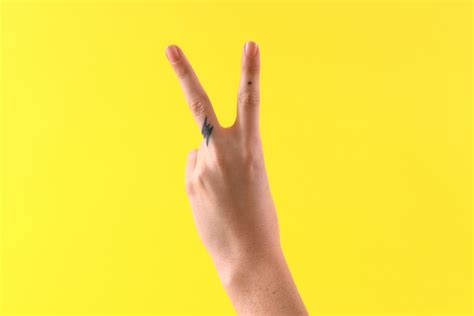 All The Hand Signs And Gestures You Need To Express Exactly How You Feel | Thought Catalog