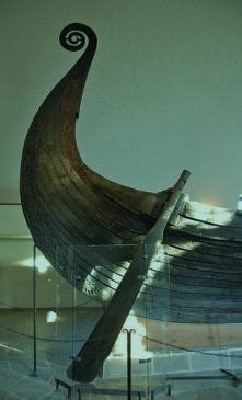 Norse longship with giant oar in Norwegian museum | Barco vikingo, Barcos de madera, Vikingos