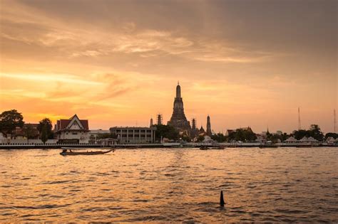 Premium Photo | Sunset time view of wat arun temple across chao phraya ...