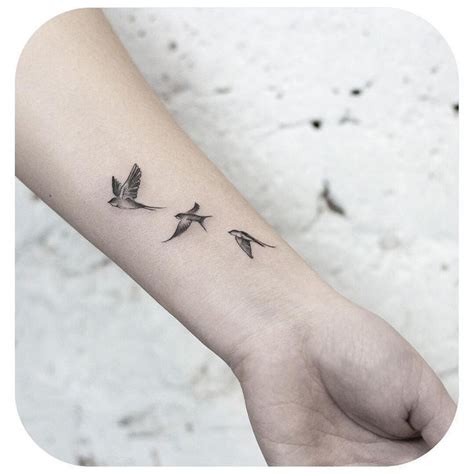 Small Tattoo Models Schwalben fliegen in schwarz und weiß am Handgelenk in den Himmel S #Tattoos ...