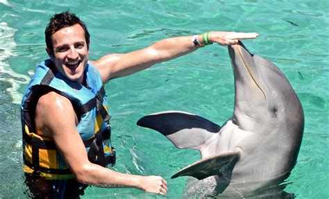 Blue Lagoon Dolphin Encounter & Swim Cruise Tour in Nassau