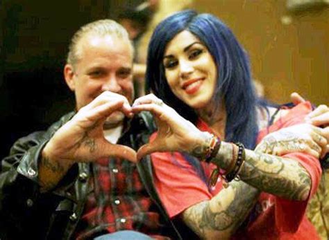 24 Photos of Celebs Making Heart Symbols With Their Hands - Popdust