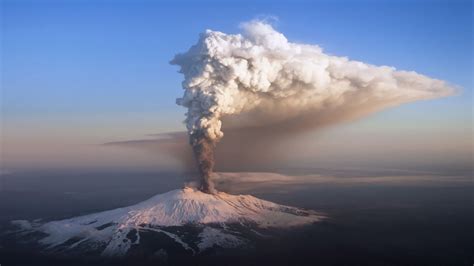 Fond d'écran : 1920x1080 px, vue aérienne, ciel clair, des nuages, éruption, L'Etna, Feu, forêt ...