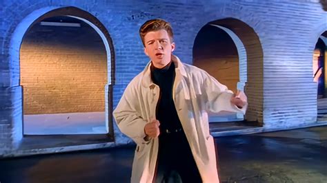 Rick Astley recreó con gracia el vídeo de su hit ochentero "Never Gonna ...