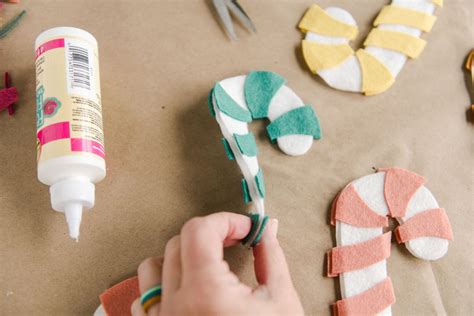 Felt Candy Cane Garland DIY – oh yay studio – Color + Painting + Making + Everyday celebrating