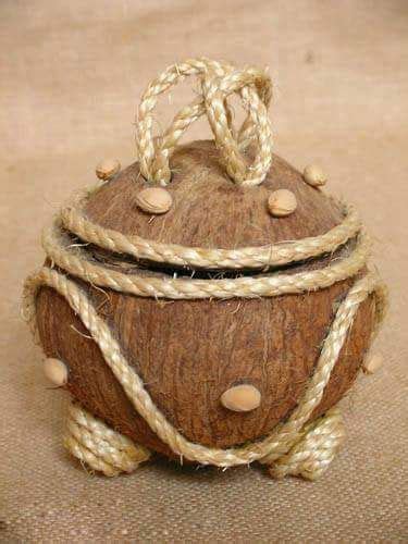 Menariknya hasil kraf daripada tempurung kelapa ni. | Coconut shell crafts, Shell crafts, Craft ...