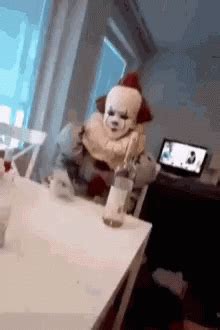 tumblr_padg30Ga4Z1tqyn5do1_250.gif 220×330 pixels | Pennywise, Reading ...