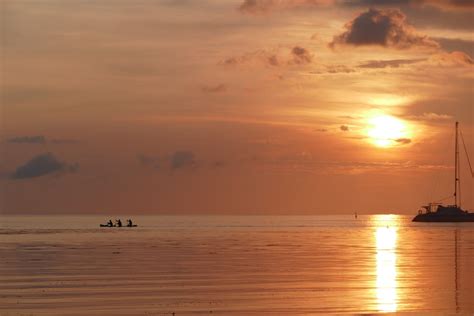 Foto Silueta de persona montando bote en el mar durante la puesta de sol – Imagen Asia gratis en ...