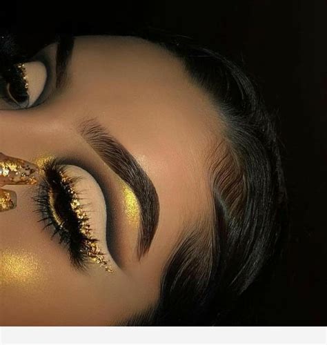 Gold glitter eye makeup #EyeMakeup | Artistry makeup, Glitter eye makeup, Makeup