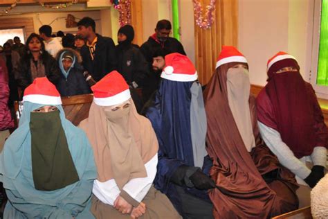 Muslims join Christmas celebrations in Kashmir : r/Damnthatsinteresting