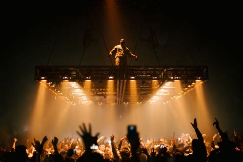 Kanye West floats his way to forgiveness at Vancouver concert (PHOTOS ...