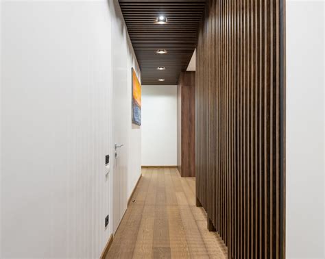 Narrow corridor with wooden partitions · Free Stock Photo