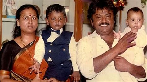 vijayakanth : கருப்பு நிலா.. பலரும் பார்த்திடாத நடிகர் விஜயகாந்தின் அரிய புகைப்படங்கள்