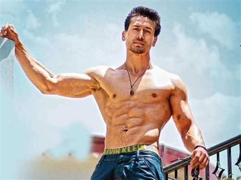 When Tiger Shroff showed off his mind-blowing kick in front of Akshay ...