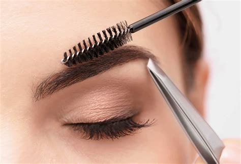 Eyelash and Eyebrow Tinting incl Brow Waxing (with small kit) - Decorum Aesthetics