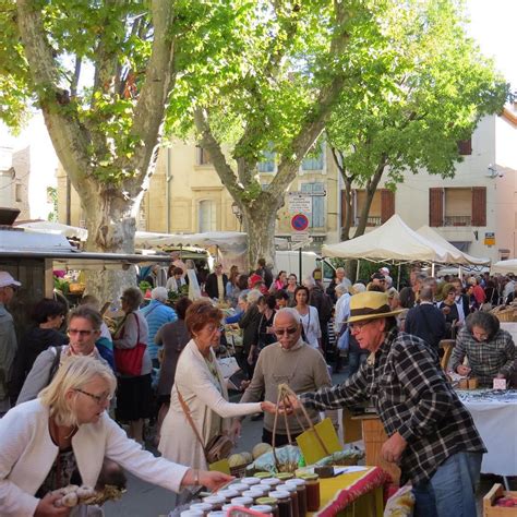 Market day in Saint-Remy-de-Provence, or how-much-can-you-fit-in-your-suitcase day. | Street ...