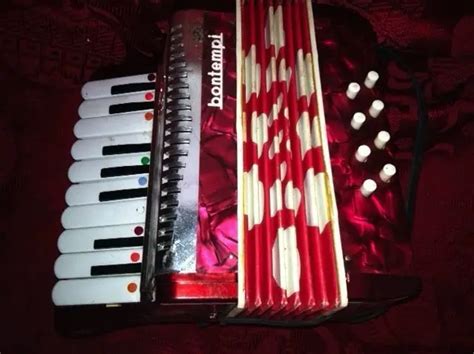 101 Colourful, Cool, Weird, Novelty, Vintage Toy Instruments [GALLERY] – Piano & Synth Magazine