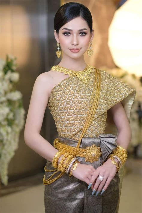 ปักพินในบอร์ด Cambodian wedding dress