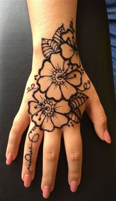 70 Minimal Henna Designs : Cute Large Flower I Take You | Wedding Readings | Wedding Ideas ...