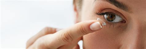 What happens in a contact lens fitting? | Vision Direct UK