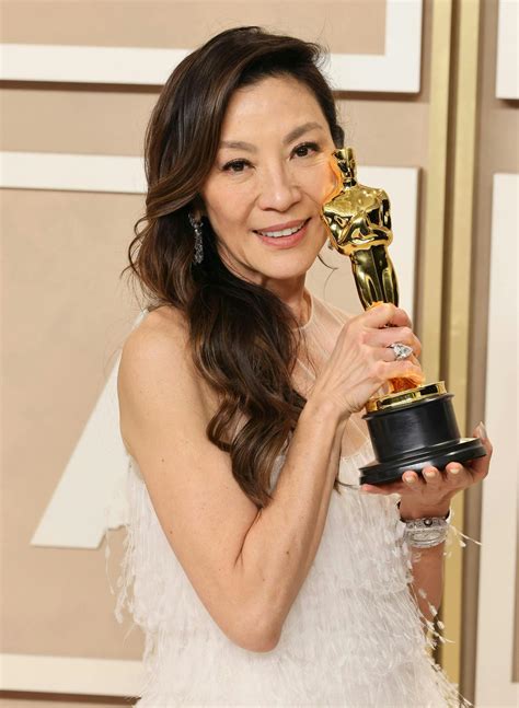 Les secrets du look beauté de Michelle Yeoh aux Oscars 2023