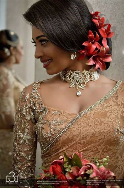 16+ Cool Hairstyles With Flowers For Indian Wedding