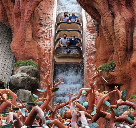 Disney World Splash Mountain Boat Sinks Under Water During Ride